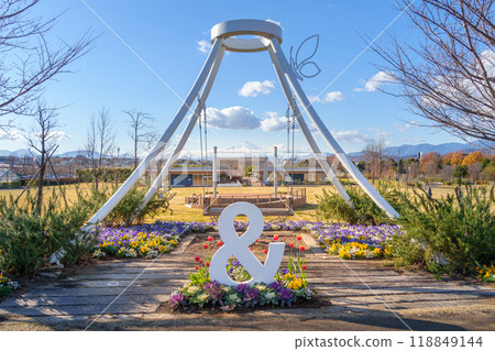 Mount Fuji bench and winter flower bed (Hanana Garden/Hiratsuka City, Kanagawa Prefecture) 118849144