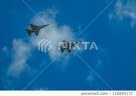 Fighter planes flying in formation, F-16, US military 118849172