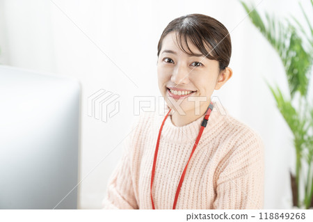 微笑的女商人 微笑的女商人 118849268