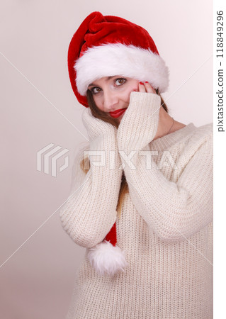 Woman wearing santa claus hat 118849296