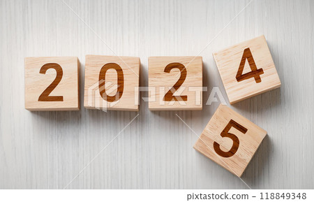 Transitioning from 2024 to 2025: Wooden Blocks Representing the New Year 118849348