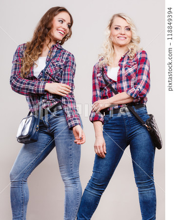 adult daughter and mother with handbags adult daughter and mother with handbags 118849394