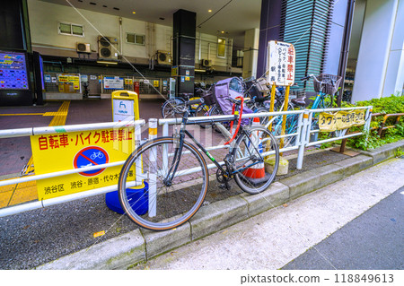 日本東京城市景觀，俯瞰東京澀谷區的代代木上原站等。 118849613