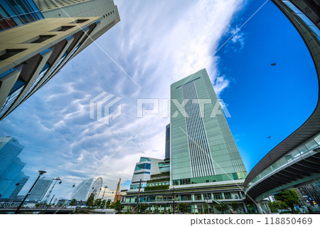 日本橫濱市景 難得一見的突然變幻的烏雲和藍天…櫻木町站 - 從新南口前看到橫濱市政府和其他建築物= 9月18日 118850469