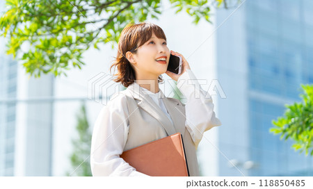 Business woman talking on smartphone in the office district 118850485