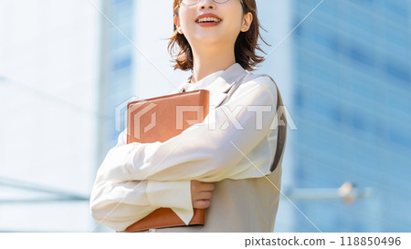 走在辦公室的女實業家 118850496