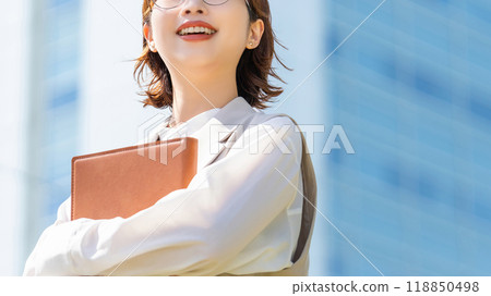 走在辦公室的女實業家 走在辦公室的女實業家 118850498