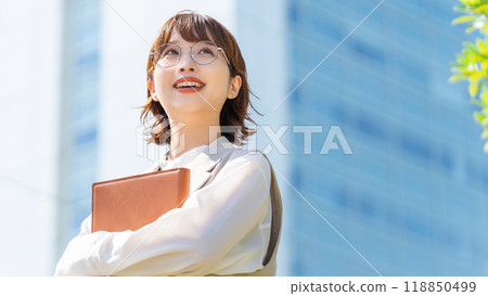 走在辦公室的女實業家 118850499