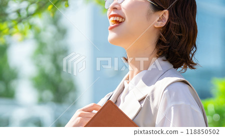 走在辦公區的一位微笑的女商人 118850502