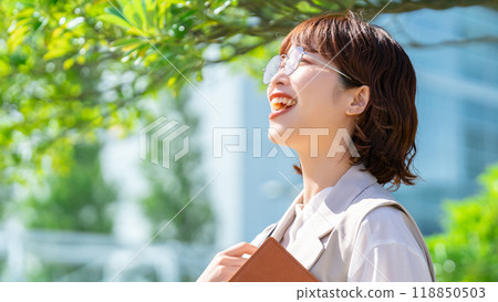 走在辦公區的一位微笑的女商人 118850503