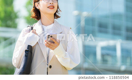 走在辦公室的女實業家 118850504