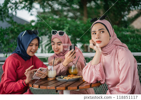 Three Friends Enjoying Time Together at a Caf 118851117