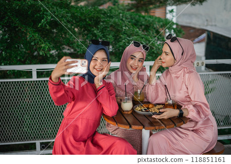 Friends Enjoying a Meal and Taking Selfies in a Cozy Caf Setting Friends Enjoying a Meal and Taking Selfies in a Cozy Caf Setting 118851161