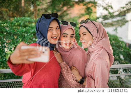 Joyful Friends Happily Capturing Beautiful Memories Together in Natures Embrace 118851281