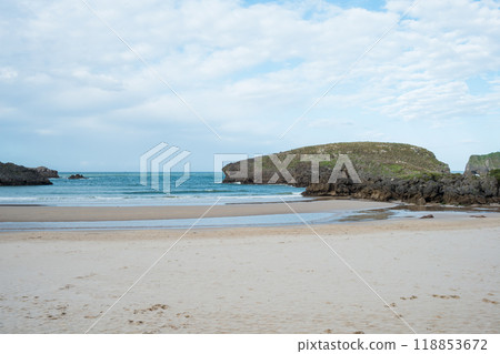 Barro beach, Llanes. Beautiful seascape without people. 118853672