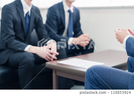 穿著西裝的商人與客戶舉行商務會議 118853924
