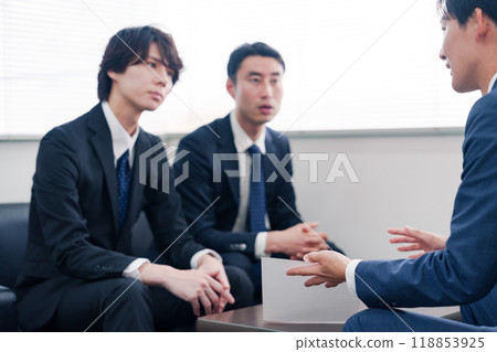 穿著西裝的商人與客戶舉行商務會議 穿著西裝的商人與客戶舉行商務會議 118853925