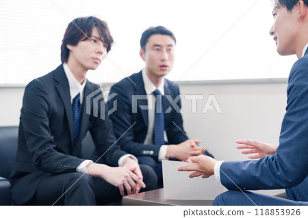 穿著西裝的商人與客戶舉行商務會議 118853926