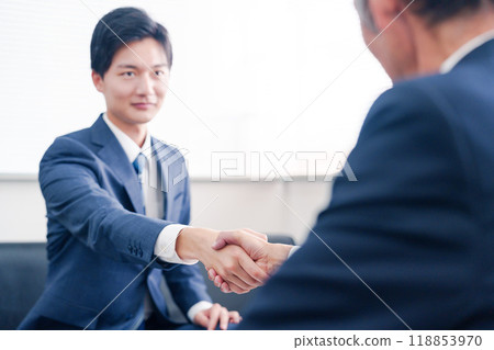 Businessman shaking hands with a client 118853970