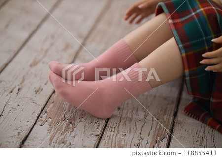 穿著襪子的年輕女子的腳 穿著襪子的年輕女子的腳 118855411
