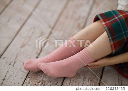 穿著襪子的年輕女子的腳 穿著襪子的年輕女子的腳 118855435