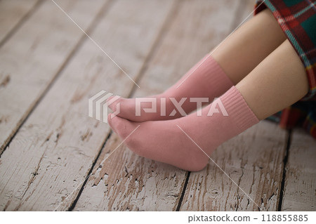 穿著襪子的年輕女子的腳 穿著襪子的年輕女子的腳 118855885