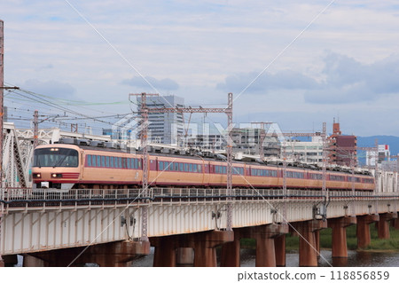 485系列車以長隊形穿越淀川大橋_特快「雷朝」_拍攝於2009年9月9日 485系列車以長隊形穿越淀川大橋_特快「雷朝」_拍攝於2009年9月9日 118856859