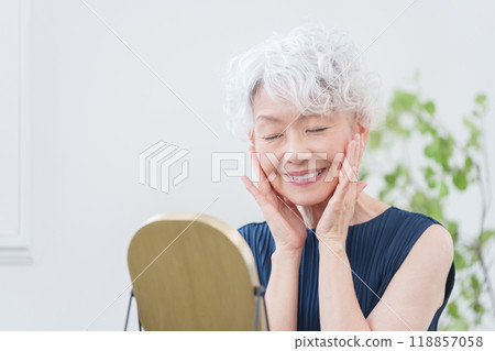 做護膚的資深婦女 118857058