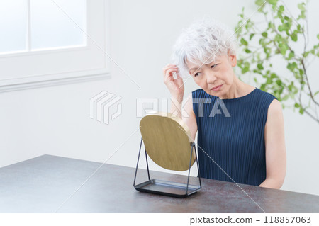 擔心頭髮的老年女性(稀疏的頭髮/白髮) 擔心頭髮的老年女性(稀疏的頭髮/白髮) 118857063