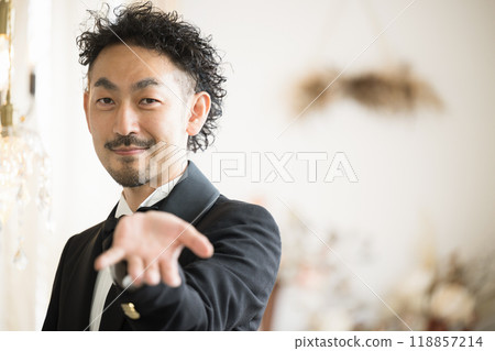 燕尾服護送的大鬍子男子 118857214