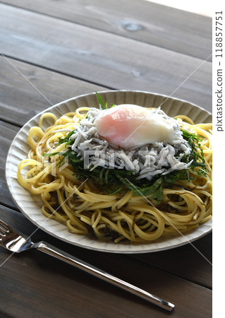 Boiled whitebait and seaweed pasta 118857751