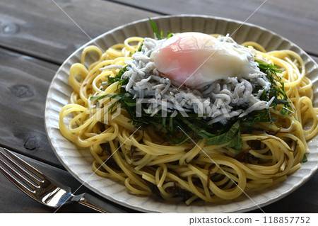 Boiled whitebait and seaweed pasta Boiled whitebait and seaweed pasta 118857752