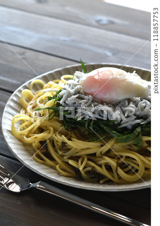 Boiled whitebait and seaweed pasta 118857753
