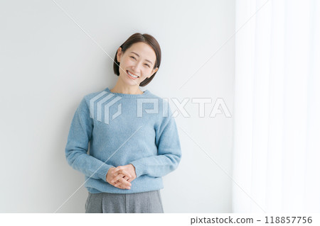 站在窗邊微笑的女人 站在窗邊微笑的女人 118857756