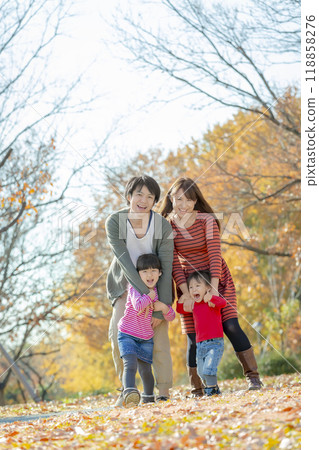 一家四口在秋葉公園玩耍 一家四口在秋葉公園玩耍 118858276