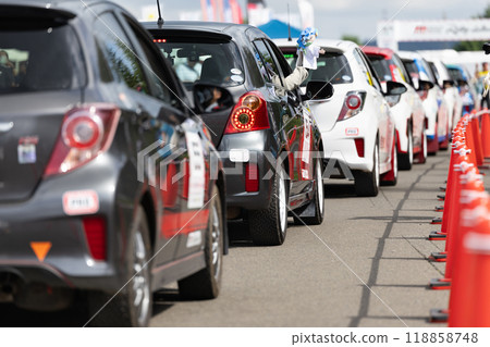 等待汽車拉力賽開始的參賽車輛車隊 等待汽車拉力賽開始的參賽車輛車隊 118858748