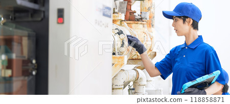 一群工程師用平板電腦檢查工廠機械和管道 一群工程師用平板電腦檢查工廠機械和管道 118858871