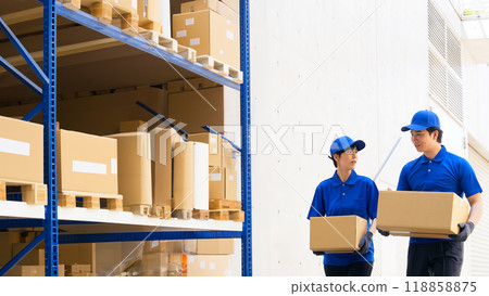 Group of workers carrying luggage in a warehouse 118858875