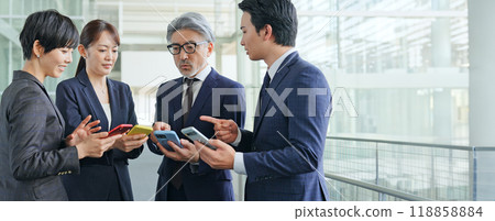 一群使用智慧型手機的商務人士 118858884