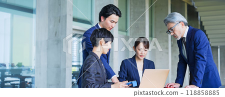 一群商務人士開會 118858885
