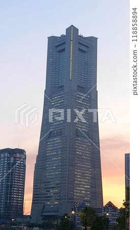 沐浴在夕陽下的地標塔 118858894