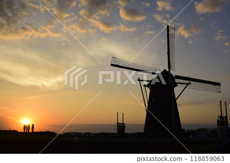 windmill in the sunset 118859063
