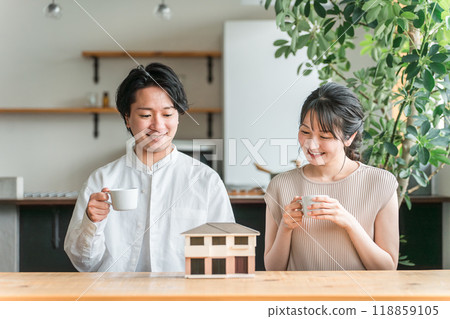 A young couple planning their own home (consultation meeting, house maker, house construction) 118859105