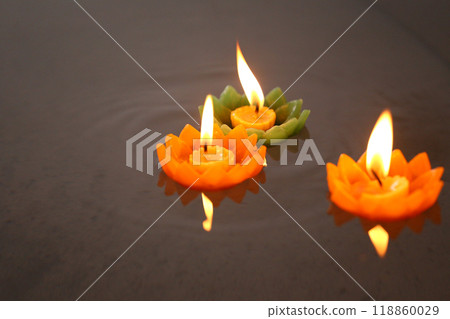 Candles of Krathong with flames floating on the water. 118860029