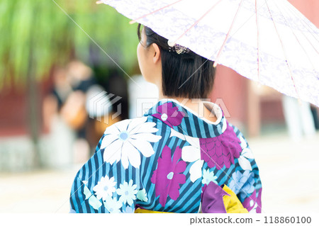 A woman in a kimono, a woman sightseeing in Kanazawa A woman in a kimono, a woman sightseeing in Kanazawa 118860100