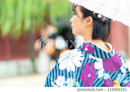 A woman in a kimono, a woman sightseeing in Kanazawa 118860101