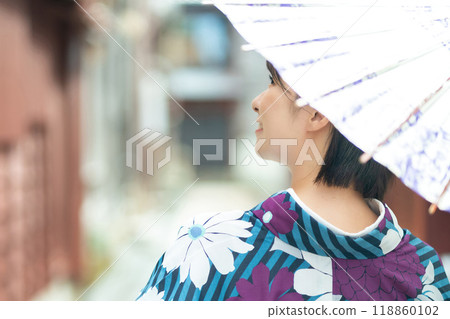 A woman in a kimono, a woman sightseeing in Kanazawa 118860102