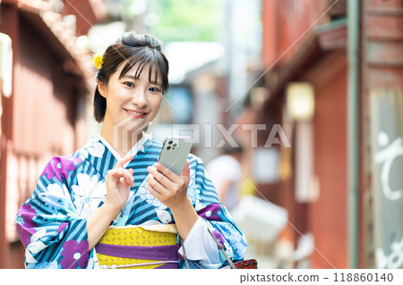 A woman in a kimono with a smartphone, a woman sightseeing in Kanazawa A woman in a kimono with a smartphone, a woman sightseeing in Kanazawa 118860140
