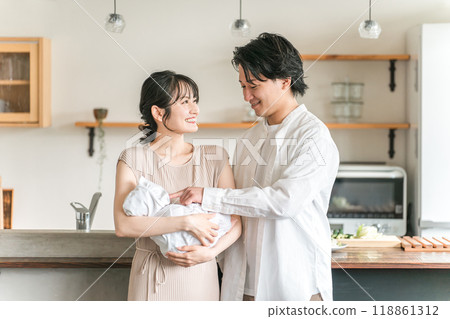年輕的日本夫婦帶著孩子，幸福的婚姻生活，新婚夫婦 118861312