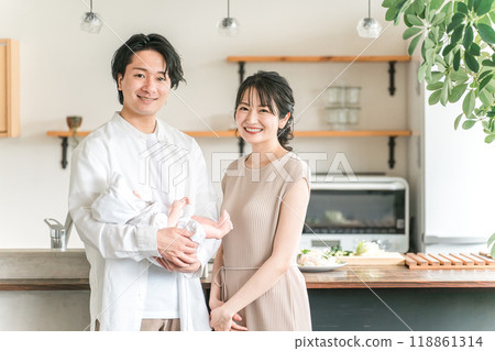 年輕的日本夫婦帶著孩子,幸福的婚姻生活,新婚夫婦 年輕的日本夫婦帶著孩子,幸福的婚姻生活,新婚夫婦 118861314